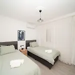 Center 2 Bedroom Calm Modern Upstairs Flat - Yeni Dünya