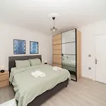 Center 2 Bedroom Calm Modern Upstairs Flat - Yeni Dünya Lägenhet *