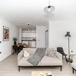 Apartament Center 2 Bedroom Calm Modern Upstairs Flat - Yeni Dunya