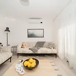 Center 2 Bedroom Calm Modern Upstairs Flat - Yeni Dünya * Bodrum