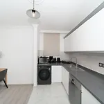 Center 2 Bedroom Calm Modern Upstairs Flat - Yeni Dünya