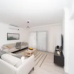 Lägenhet Center 2 Bedroom Calm Modern Upstairs Flat - Yeni Dünya