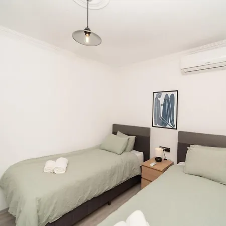 Center 2 Bedroom Calm Modern Upstairs Flat - Yeni Dünya