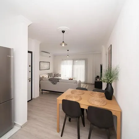 Apartament Center 2 Bedroom Calm Modern Upstairs Flat - Yeni Duenya