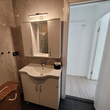 Apartamento Center 2 Bedroom Calm Modern Upstairs Flat - Yeni Dunya *