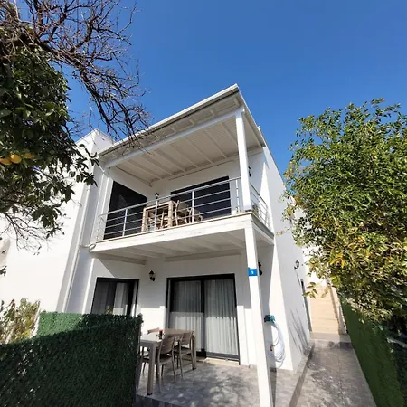 Center 2 Bedroom Calm Modern Upstairs Flat - Yeni Dunya *