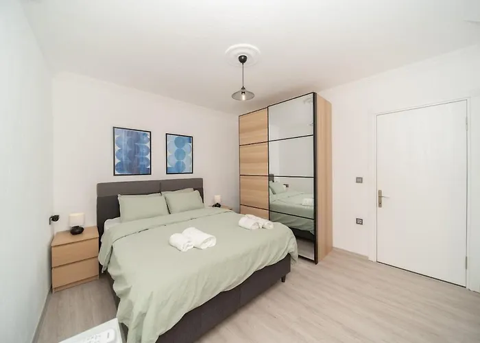 Center 2 Bedroom Calm Modern Upstairs Flat - Yeni Dunya Lejlighed *