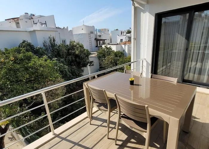 Center 2 Bedroom Calm Modern Upstairs Flat - Yeni Duenya Apartament Bodrum