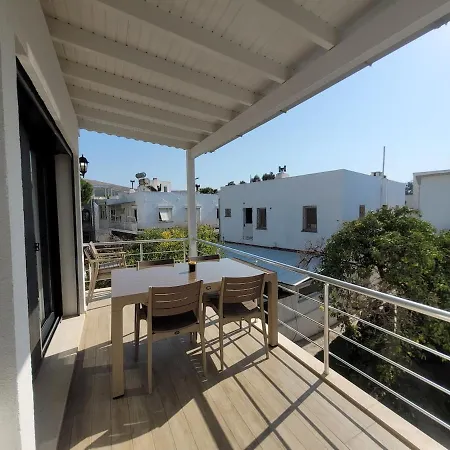 Center 2 Bedroom Calm Modern Upstairs Flat - Yeni Duenya * בודרום