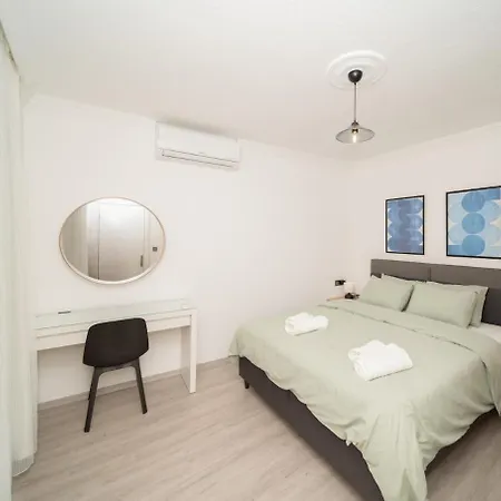 Center 2 Bedroom Calm Modern Upstairs Flat - Yeni Duenya 아파트 *