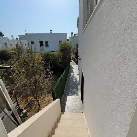 Center 2 Bedroom Calm Modern Upstairs Flat - Yeni Duenya דירה בודרום