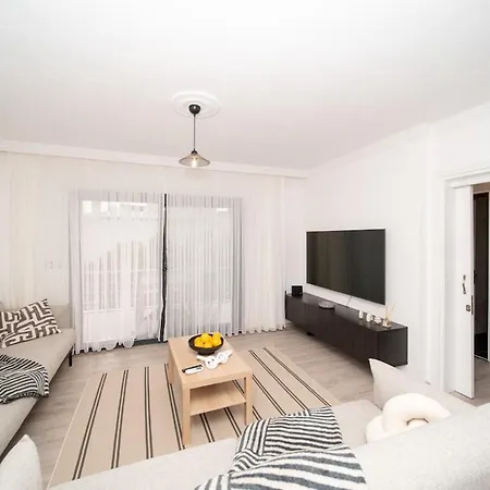 Center 2 Bedroom Calm Modern Upstairs Flat - Yeni Dunya *