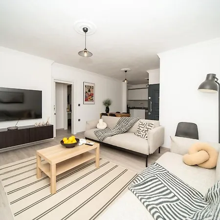 Daire Center 2 Bedroom Calm Modern Upstairs Flat - Yeni Duenya *