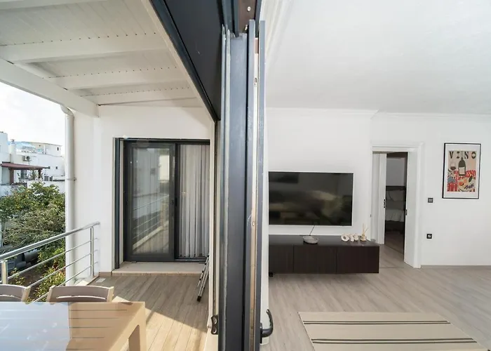 Center 2 Bedroom Calm Modern Upstairs Flat - Yeni Duenya דירה *