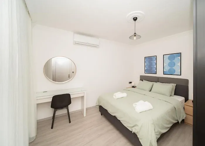 Center 2 Bedroom Calm Modern Upstairs Flat - Yeni Duenya דירה *