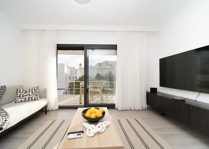 Center 2 Bedroom Calm Modern Upstairs Flat - Yeni Duenya בודרום