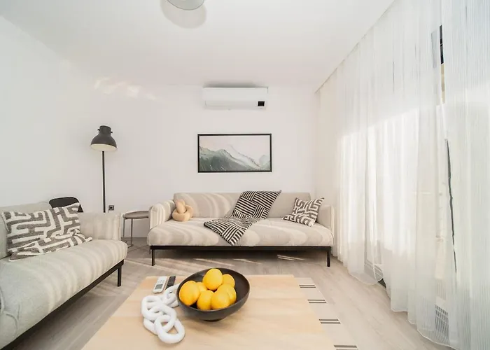 Center 2 Bedroom Calm Modern Upstairs Flat - Yeni Duenya * בודרום
